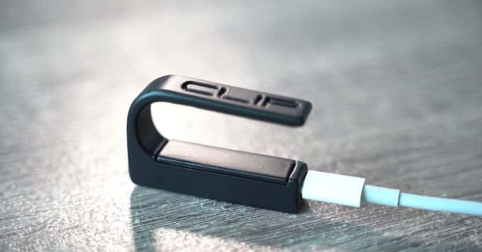 La Clip Mouse se recharge en USB. Le pavé tactile, visible sur le dessus de la partie basse, détecte le mouvement des doigts. © Clip Mouse